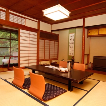 【禁煙室】日本庭園・石州瓦街並眺望の二間続き８＋６畳寛ぎ和室